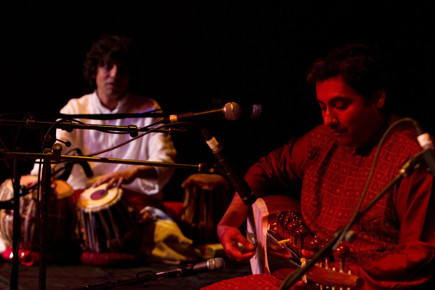 Tabla and sarod in Hindustani classical dialogue